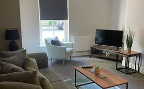 Poplar House-2Bedroom House In Town Centre With Free Parking By Shortstays4U